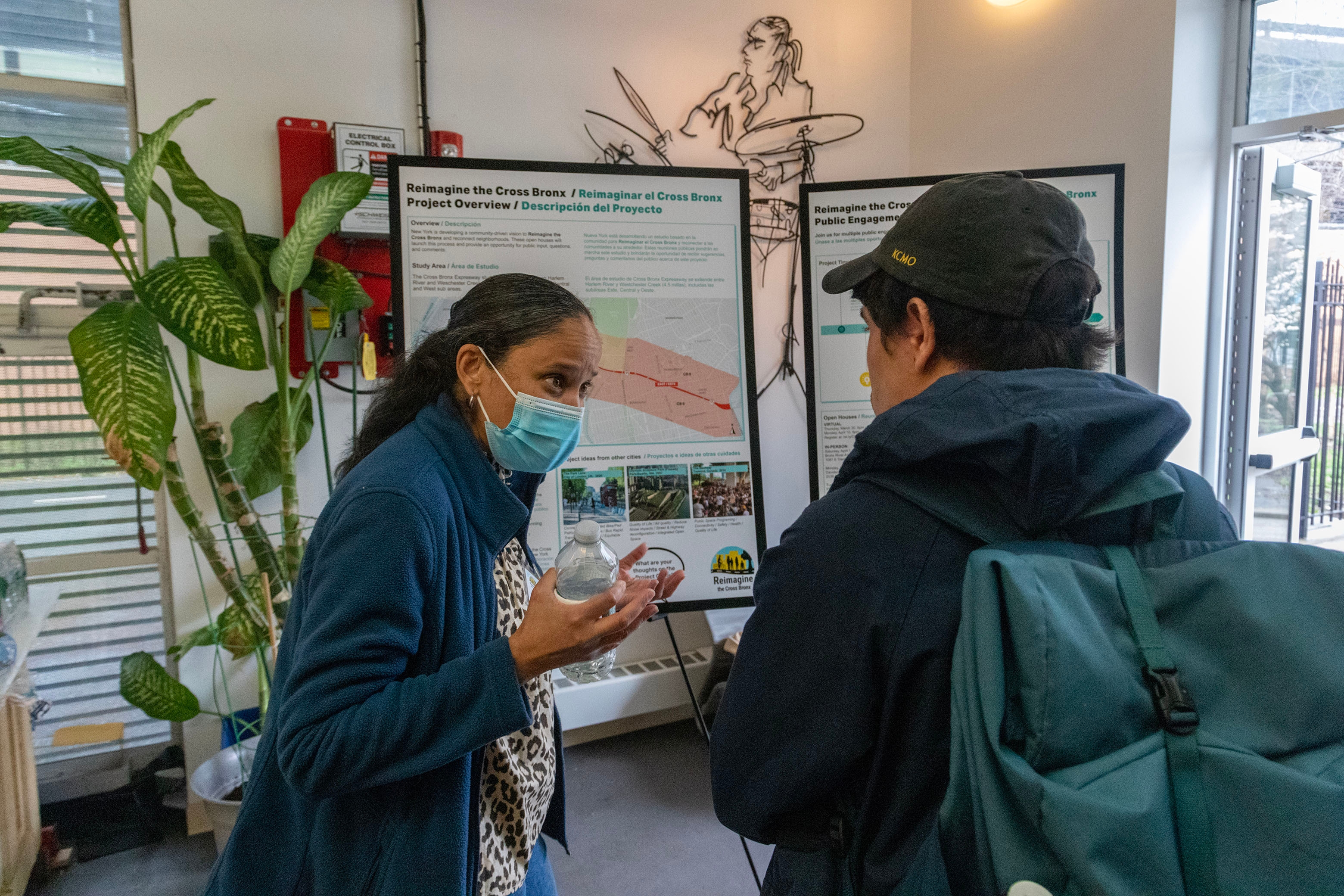 La gente habla sobre Cross Bronx Expressway en una jornada de puertas abiertas