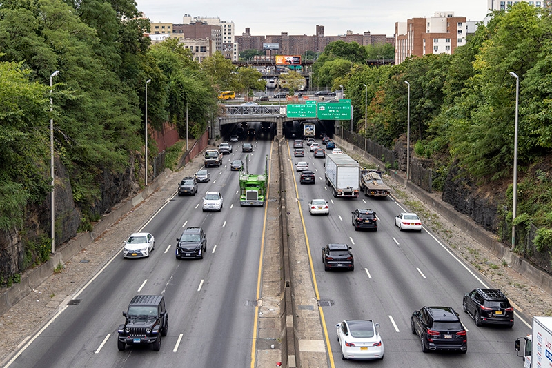 Seis carriles de circulación en una autopista del Bronx